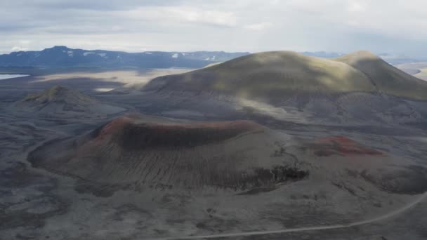 Вид Воздуха Потрясающие Вулканические Кратеры Высокогорье Исландии Солнцем — стоковое видео