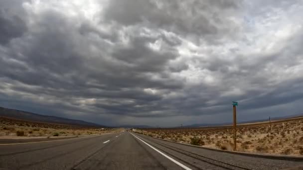 Guidare Autostrada Attraverso Deserto Del Mojave Una Giornata Minacciosamente Tempestosa — Video Stock
