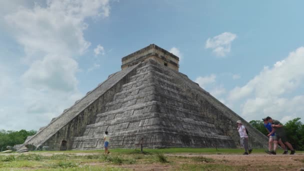 4K在阳光灿烂的日子里 墨西哥尤卡坦半岛上七个奇迹之一的玛雅人遗址奇肯伊茨纪念碑的电影场景 — 图库视频影像