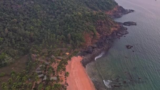Dicht Struikgewas Bergen Met Gouden Zandstrand Bij Goa India Luchtfoto — Stockvideo