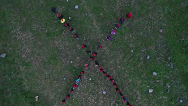 Ομάδα Ανθρώπων Που Σχηματίζουν Γράμμα Στο Στρατόπεδο Σκηνές Κεραία Άνω — Αρχείο Βίντεο