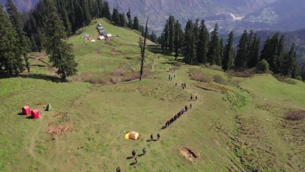 Caminhantes Caminhando Por Uma Trilha Encosta Sar Pass Tiro Aéreo — Vídeo de Stock