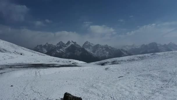Berglandschap Van Met Sneeuw Bedekte Sar Pass Top Indiase Himalaya — Stockvideo