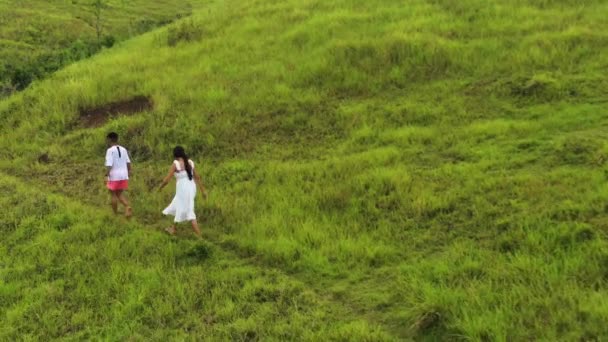 Два Человека Идущих Тропе Через Холм Грасси Южном Лейте Филиппины — стоковое видео