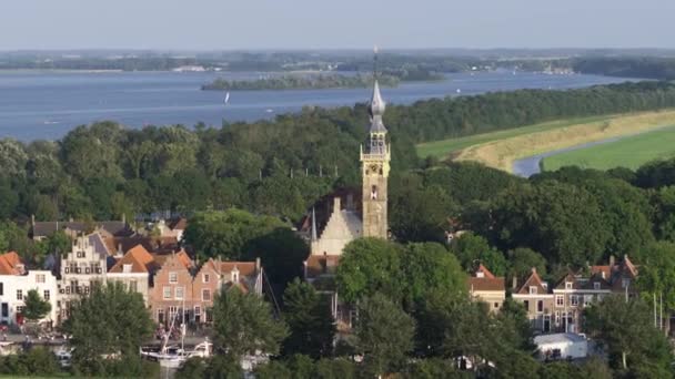 荷兰泽兰省Veere教堂美丽的空中轨道拍摄 背景是古老的建筑 大海和海湾 — 图库视频影像