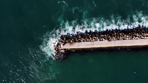 Dolosse Beschermen Haven Pier Tegen Beukende Atlantische Golven Roterende Antenne — Stockvideo