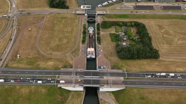 Schip Vaart Door Zeesluis Stellendam Verkeersstroom Bruggen Drone — Stockvideo
