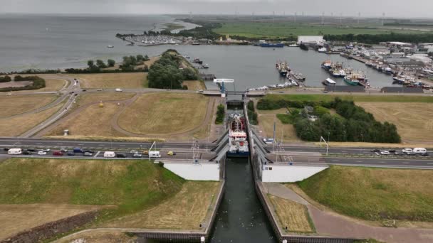 驶入Haringvliet船闸 等待舰桥下降的车辆 无人驾驶飞机 — 图库视频影像