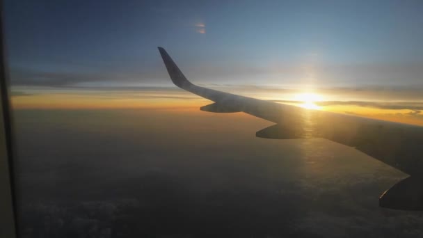 从飞往新加坡的航班上 太阳升起在飞机窗前 — 图库视频影像