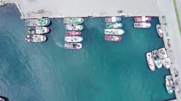 Vogelperspektive Aus Der Luft Auf Wunderschöne Fischermotorboote Die Einem Bewölkten — Stockvideo