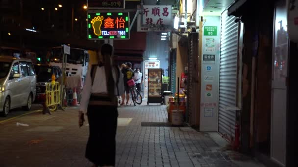 Asiatische Menschen Die Nachts Der Innenstadt Spazieren Gehen Buntes Schild — Stockvideo