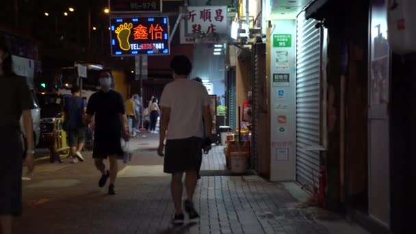 Caminhada Pedestre Durante Noite Centro Cidade Banner Sinal Varejista Luz — Vídeo de Stock
