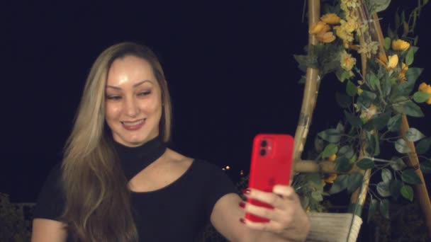 Mulher Hispânica Bonita Tomando Uma Selfie Uma Cadeira Balanço Decorada — Vídeo de Stock