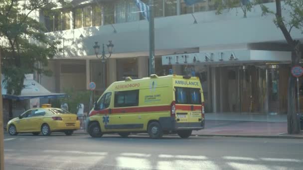 Krankenwagen Mit Blaulicht Vor Hotel Der Innenstadt Von Athen Geparkt — Stockvideo