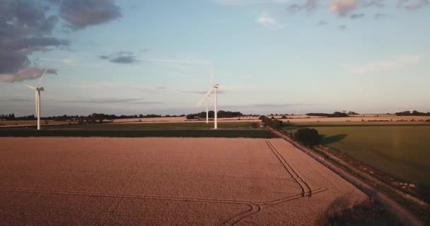 Wysokie Niskiego Kąta Gimbal Przechylając Dron Strzał Turbin Wiatrowych Nad — Wideo stockowe