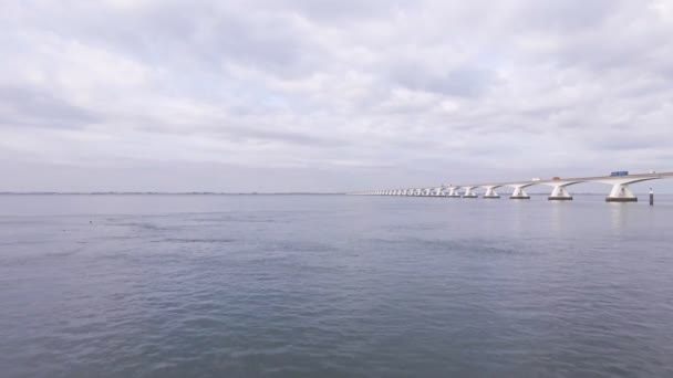 Fågelperspektiv Lågt Över Vattnet Oosterschelde Bredvid Den Stora Zeeland Bron — Stockvideo