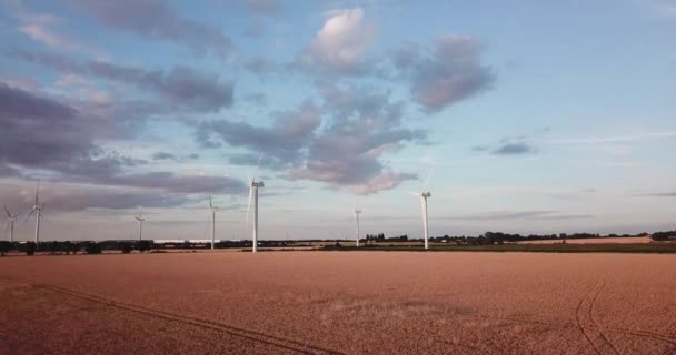 Tiefer Bis Hoher Winkel Gimbal Kippdrohne Schuss Von Windkraftanlagen Über — Stockvideo