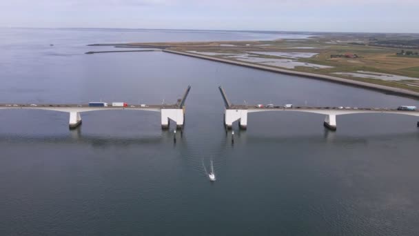 Widok Lotu Ptaka Otwartego Mostu Zeelandu Dolnej Części Lądu Przepływającą — Wideo stockowe