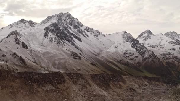 Schneebedeckte Berg Drohne Abgeschossen — Stockvideo