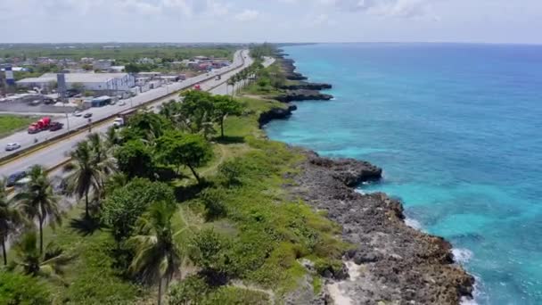 在多米尼加共和国圣多明各埃斯特 汽车与加勒比海的洛基海岸线沿着自动驾驶仪拉美地区行驶 — 图库视频影像