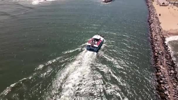 Tour Boat Slowly Makes Its Way Back Canals Virginia Beach — Stock Video