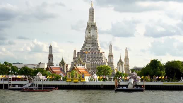 Snímek Krásného Chrámu Wat Arun Bangkoku Thajsko Výhledem Motorové Čluny — Stock video