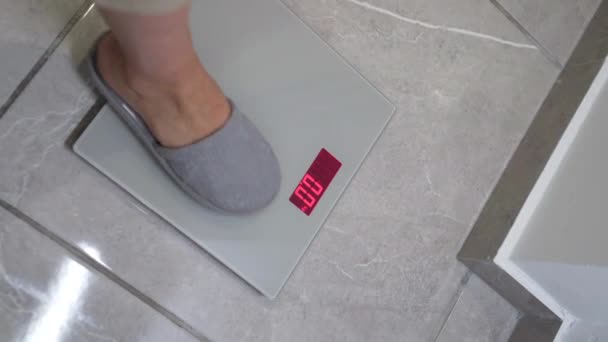 Pieds Une Femme Avec Des Tongs Placées Sur Poids Numérique — Video