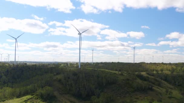 Windturbines Spin Generating Clean Power Hill Top Close Schot — Stockvideo