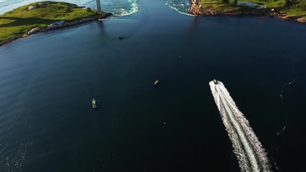Widok Powietrza Łodzi Płynących Kierunku Mostu Saltstraumen Wiru Norwegii Pochylenie — Wideo stockowe