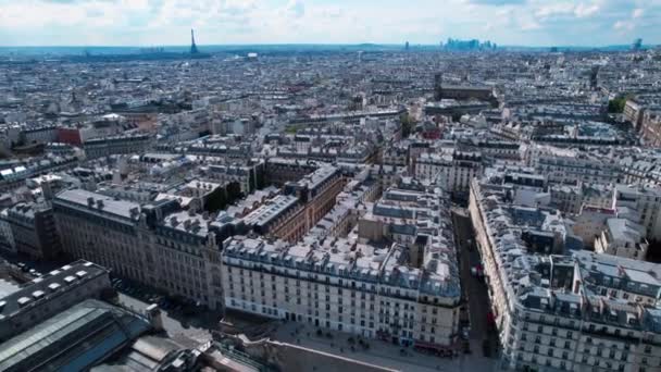 パリの空中無人偵察機のビューは 後方に 鉄道駅Gare Nordの上を飛んで — ストック動画