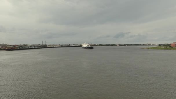 ニューオーリンズのミシシッピ川をオンにタンカー — ストック動画