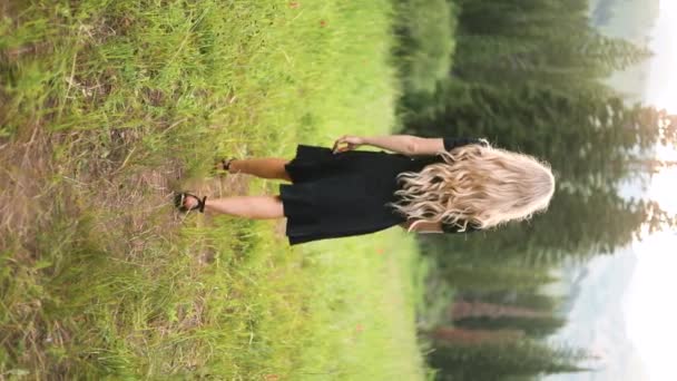 Женщина Блондинка Мирно Шагает Зеленому Лесу Вертикали — стоковое видео