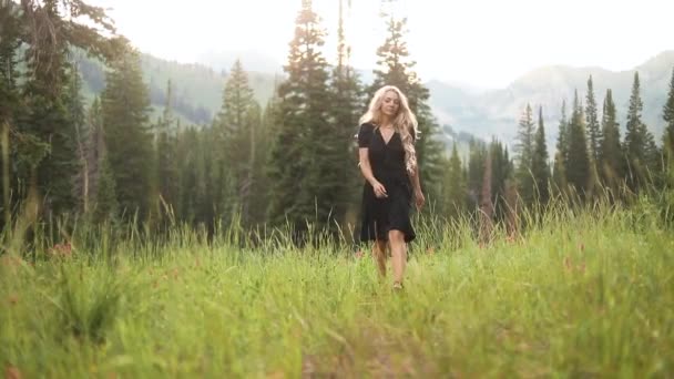Красивая Молодая Блондинка Идущая Горной Лесной Тропе Штата Юта — стоковое видео