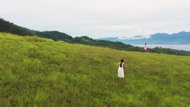 Άνθρωποι Περπατούν Στο Rolling Hills Στο Tomas Oppus Νότια Leyte — Αρχείο Βίντεο