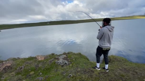 Pescatore Utilizzando Canna Pesca Pesca Presso Riva Del Fiume Ampio — Video Stock