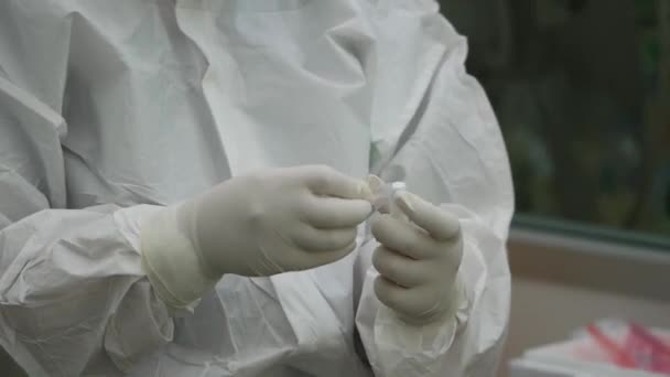 Personnel Médical Met Échantillon Écouvillon Dans Sac Ziplock Fermer — Video