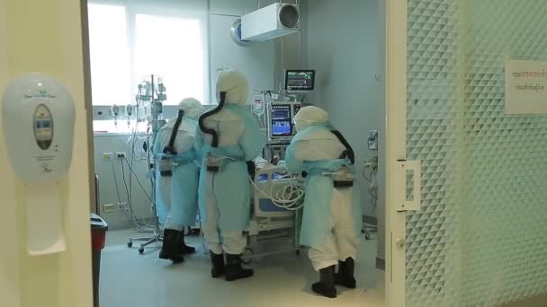 在紧急传染病病房照顾受感染病人时 护士须穿防护衣 — 图库视频影像