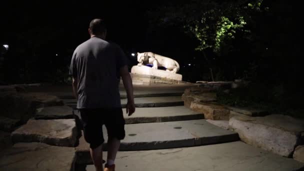 Homem Caminhando Até Nittany Lion Shrine Universidade Estadual Pensilvânia Noite — Vídeo de Stock