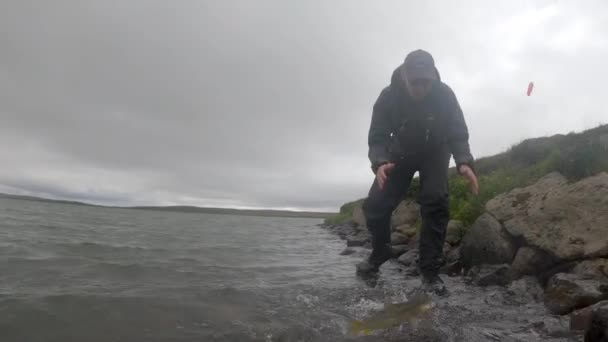 Hombre Tratando Agarrar Pescado Capturado Durante Pesca Ancho — Vídeos de Stock