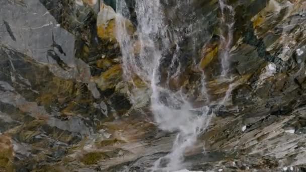 Små Vattenfall Cascading Cliffside Caucasus Mountain Svaneti Regionen Georgien Flygfoto — Stockvideo