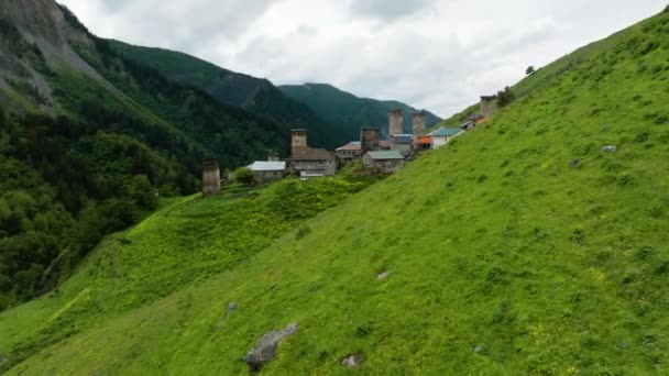 Veduta Case Rovine Antiche Nel Villaggio Medievale Adishi Sul Lussureggiante — Video Stock
