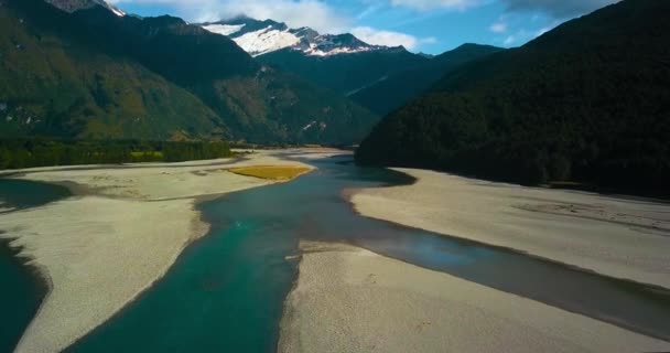 在新西兰Aspiring山国家公园的一个山谷中 空中升起了一条布满砾石河岸的山河 — 图库视频影像