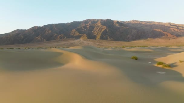 View Sunrise Sand Dunes Death Valley Inglês Afastamento Aéreo Largo — Vídeo de Stock