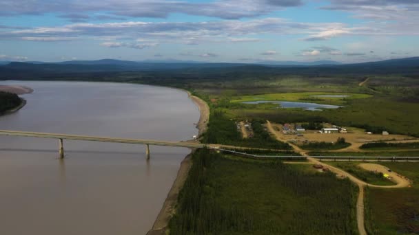 Aerial Flyover View Bridge Pipeline Crossing Yukon River Aljaška Dalton — Stock video