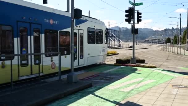 Trimet Max Train Departs Omsi Station Travels Tilikum Crossing Bridge — Stock Video