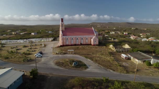 Órbita Aérea Sobre Iglesia San Willibrordus Curaao Atardecer — Vídeos de Stock