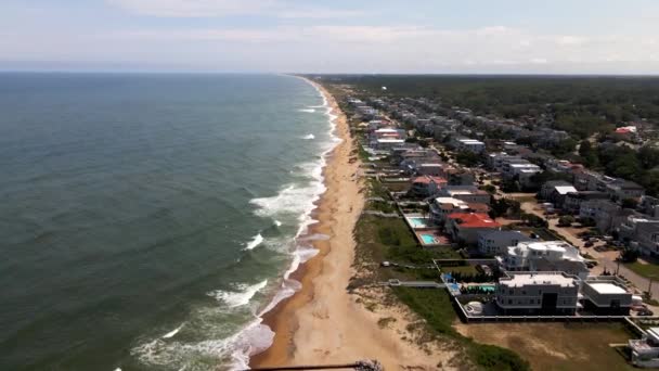 Trevlig Kustflygning Över Virginia Beach Virginia Sommaren Vågor Kraschar Till — Stockvideo