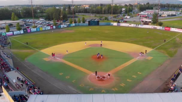 Drone Video Permainan Bisbol Goldpanners Fairbanks Alaska Pada Hari Terpanjang — Stok Video