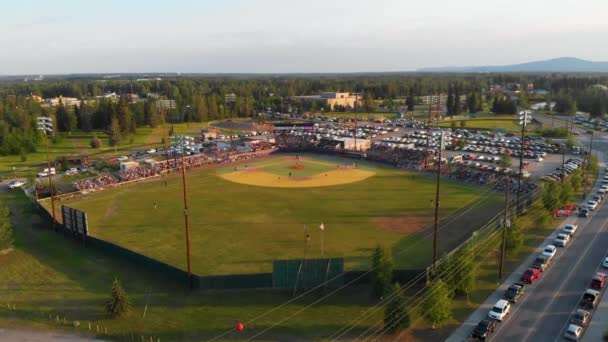 Drone Video Permainan Bisbol Goldpanners Fairbanks Alaska Pada Hari Terpanjang — Stok Video