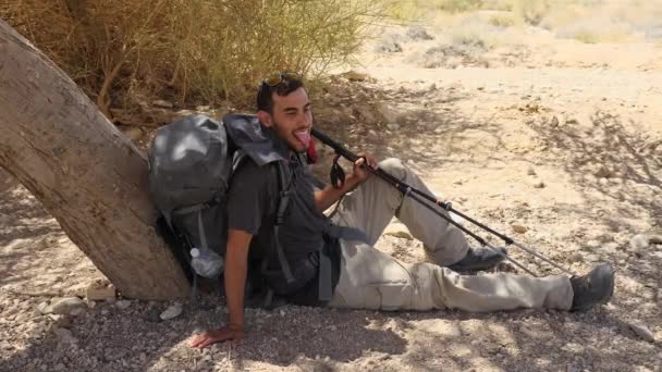 Homem Trekker Exausto Descansando Sombra Árvore Cratera Makhtesh Ramon Deserto — Vídeo de Stock